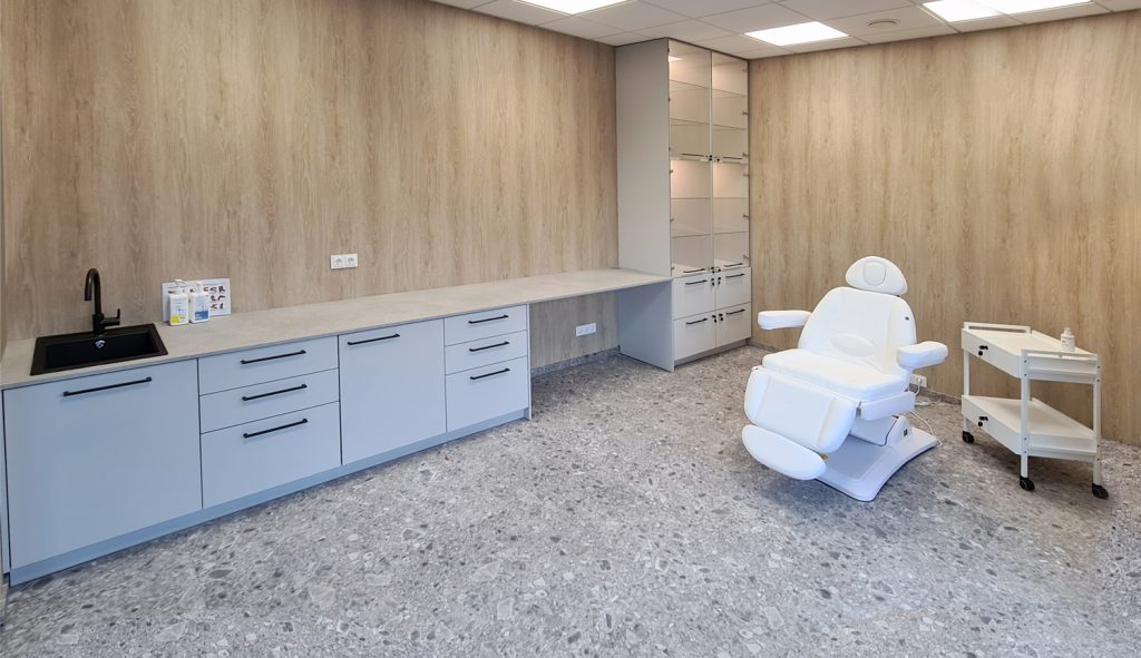 Moderniai odontologijos klinikai sukūrėme stilingus funkcionalius baldus